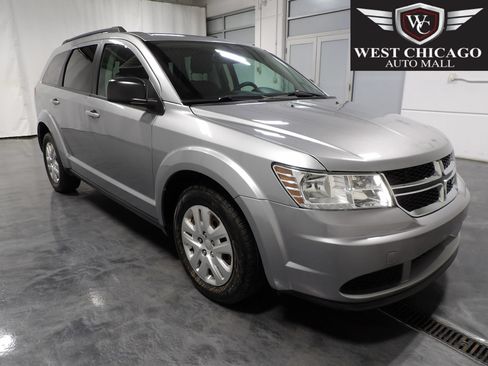 Used 2020 Dodge Journey SE FWD image 1