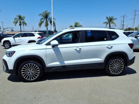Used 2025 Volkswagen Taos SE FWD image 7