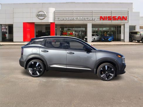 Used 2025 Nissan Kicks SR image 2