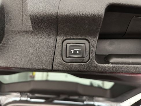 Used 2023 GMC Acadia SLT AWD/4WD image 39