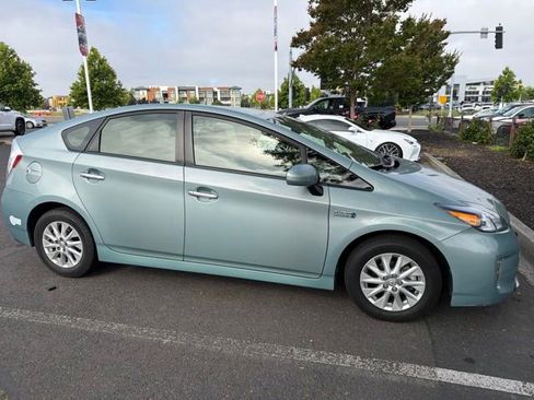 Used 2015 Toyota Prius Prime Plug-In Hybrid FWD image 2
