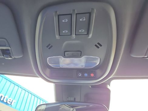 Used 2024 Chevrolet Trax RS w/ Sunroof Package FWD image 28