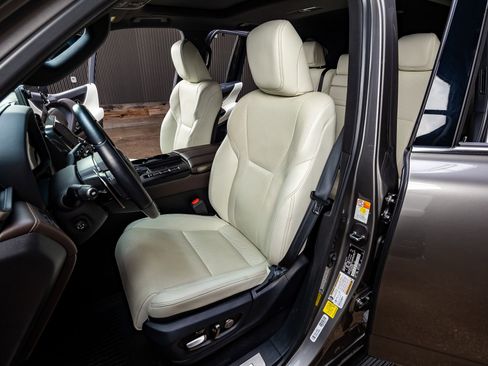 Used 2024 Lexus LX 600 4WD w/ Luxury Package image 30