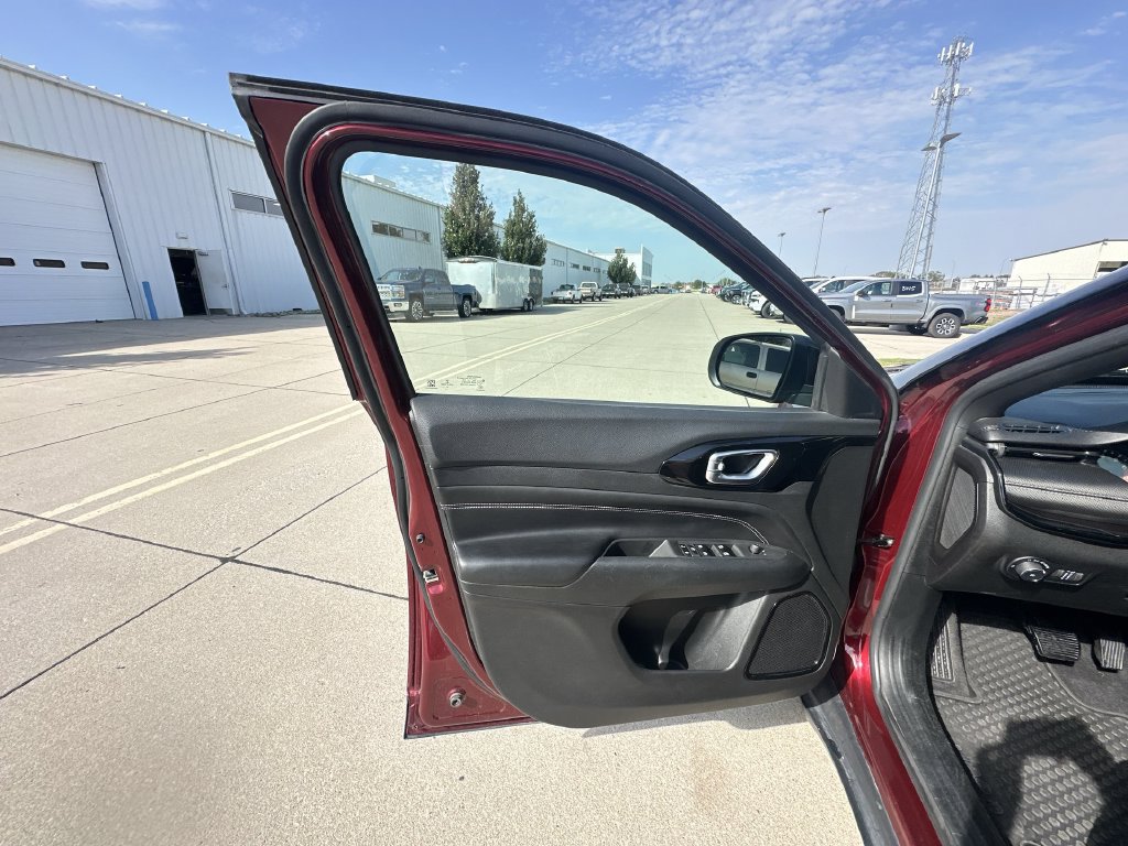 Used 2022 Jeep Compass Latitude w/ Convenience Group AWD/4WD image 21