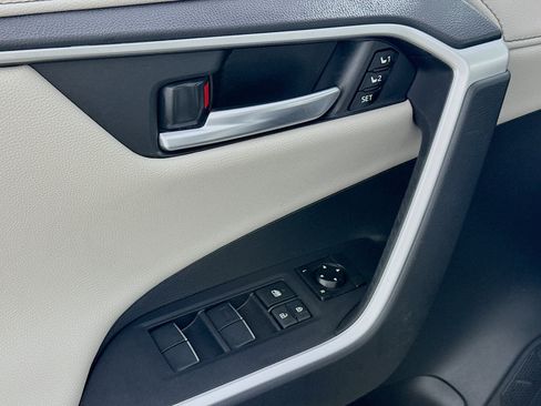Used 2019 Toyota RAV4 Limited AWD/4WD image 20
