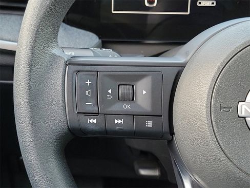 Used 2025 Nissan Kicks SV image 5