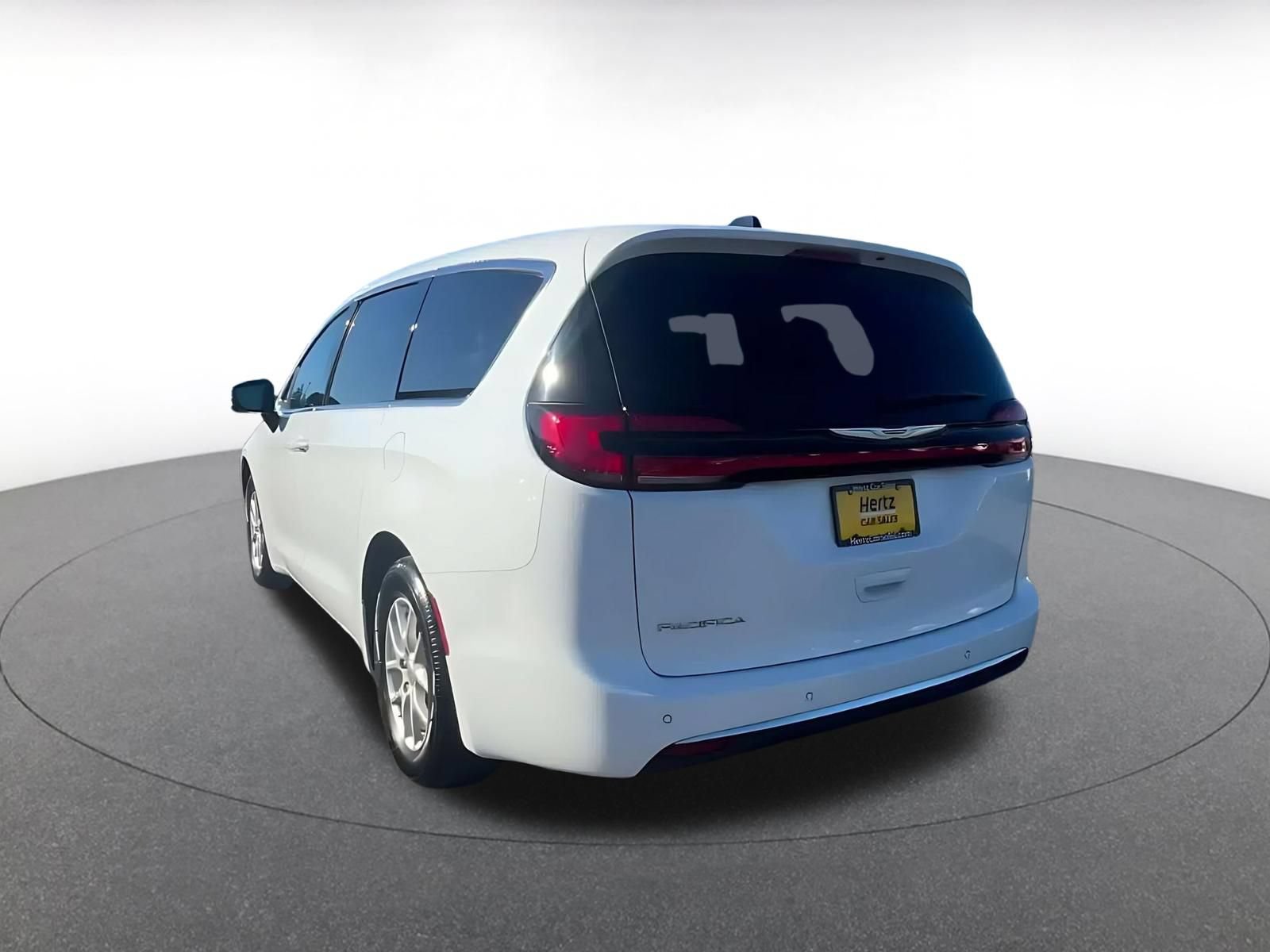 Used 2024 Chrysler Pacifica Touring-L FWD image 10
