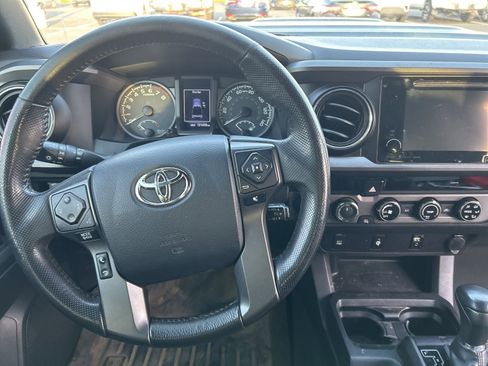 Used 2017 Toyota Tacoma TRD Sport image 6