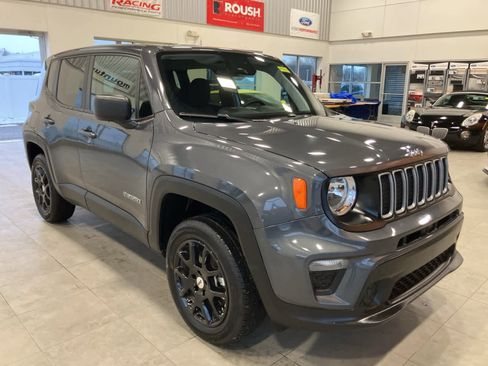 Used 2023 Jeep Renegade Latitude image 3