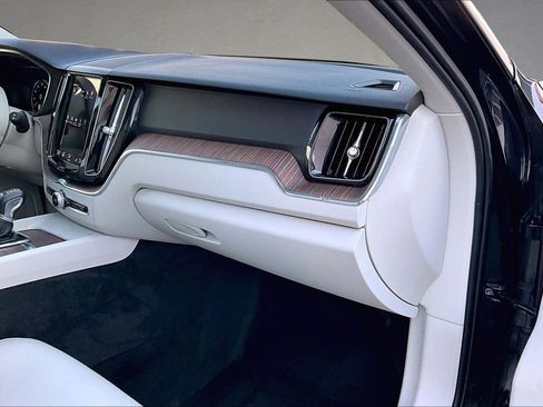 Used 2021 Volvo XC60 T5 Momentum image 25