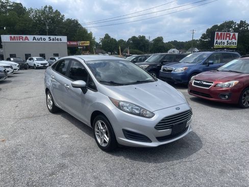 Used 2019 Ford Fiesta SE FWD image 2