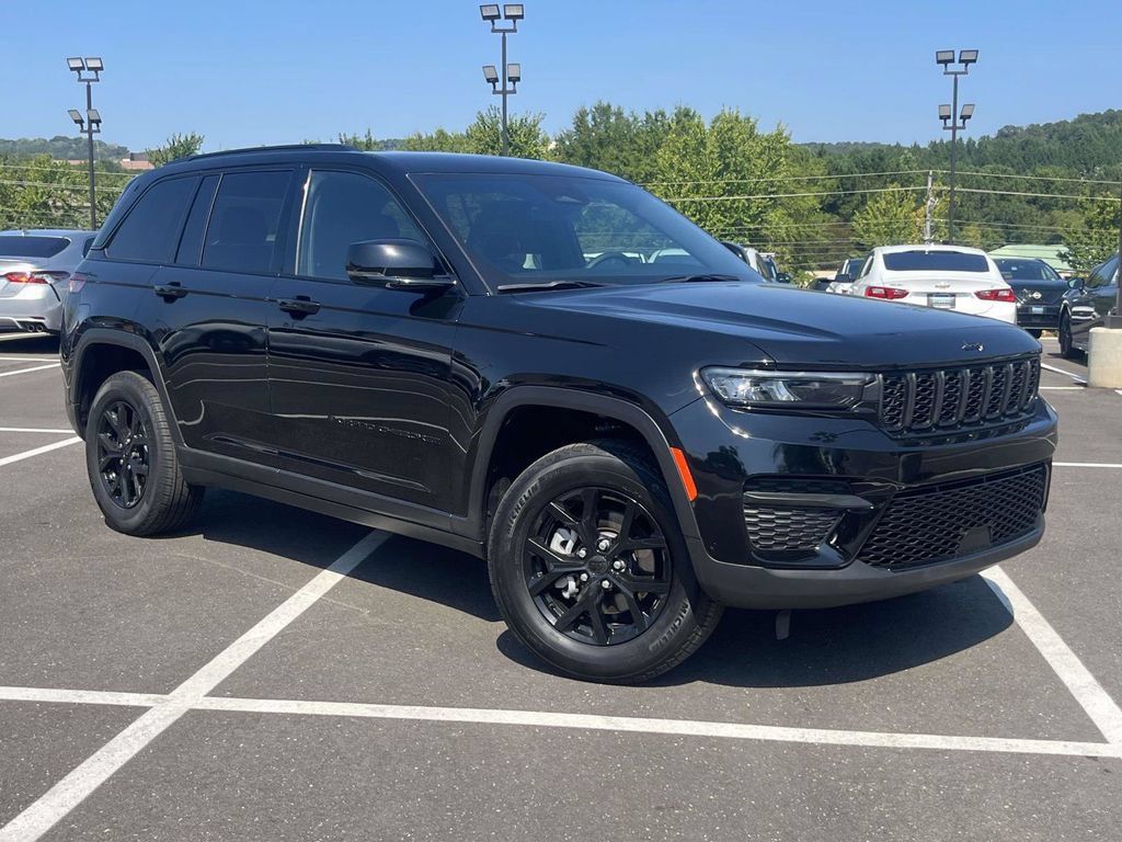 Used 2025 Jeep Grand Cherokee Altitude AWD/4WD image 1