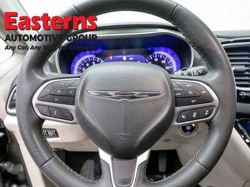 Used 2023 Chrysler Pacifica Touring-L FWD image 10