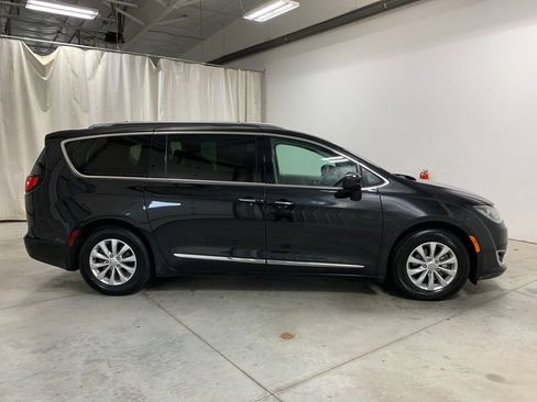 Used 2018 Chrysler Pacifica Touring-L FWD image 12