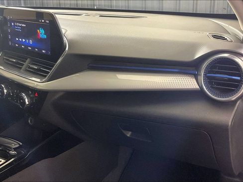 Used 2025 Chevrolet Trax LT w/ LT Convenience Package FWD image 18