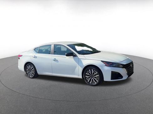 Used 2025 Nissan Altima 2.5 SV FWD image 2