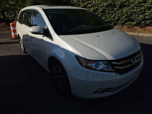 Used 2016 Honda Odyssey Touring Elite image 2