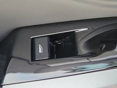 New 2026 BMW i5 eDrive40 w/ Convenience Package RWD image 17