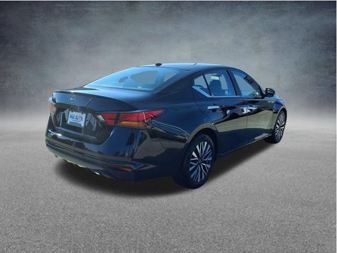 Used 2025 Nissan Altima 2.5 SV FWD image 9