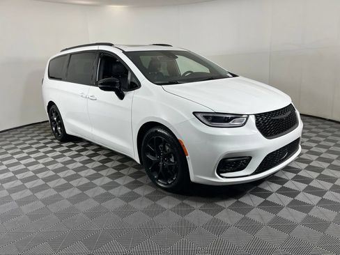 Used 2024 Chrysler Pacifica Limited w/ S Appearance Package FWD image 18