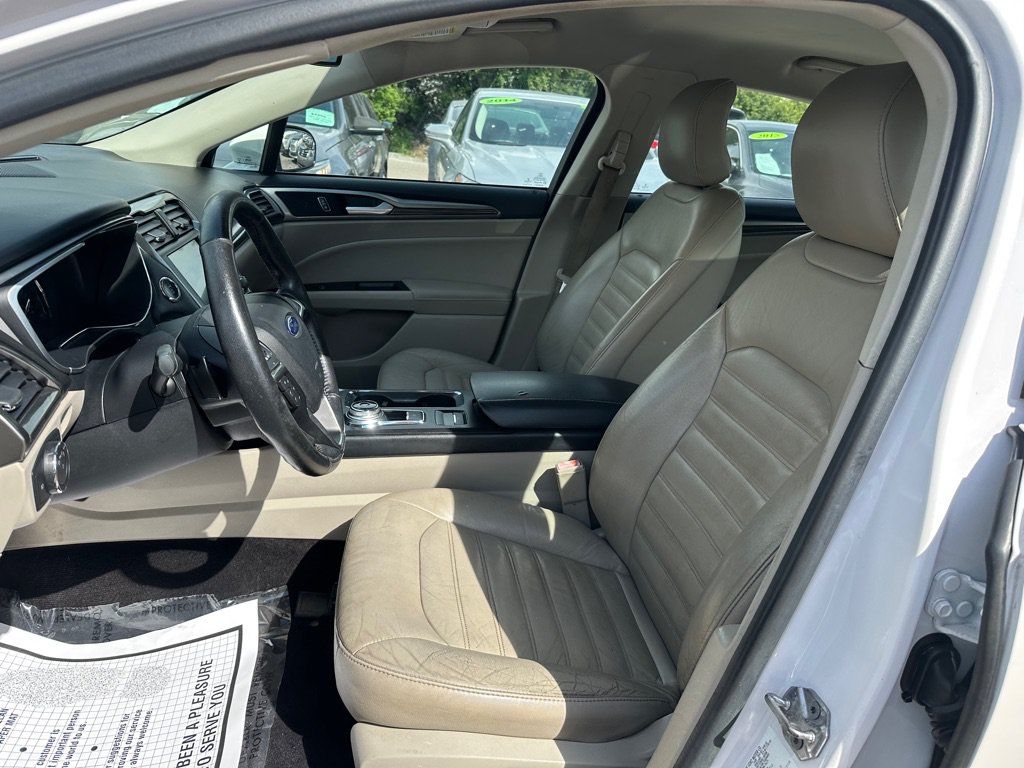 Used 2017 Ford Fusion SE w/ Fusion SE Technology Package FWD image 10