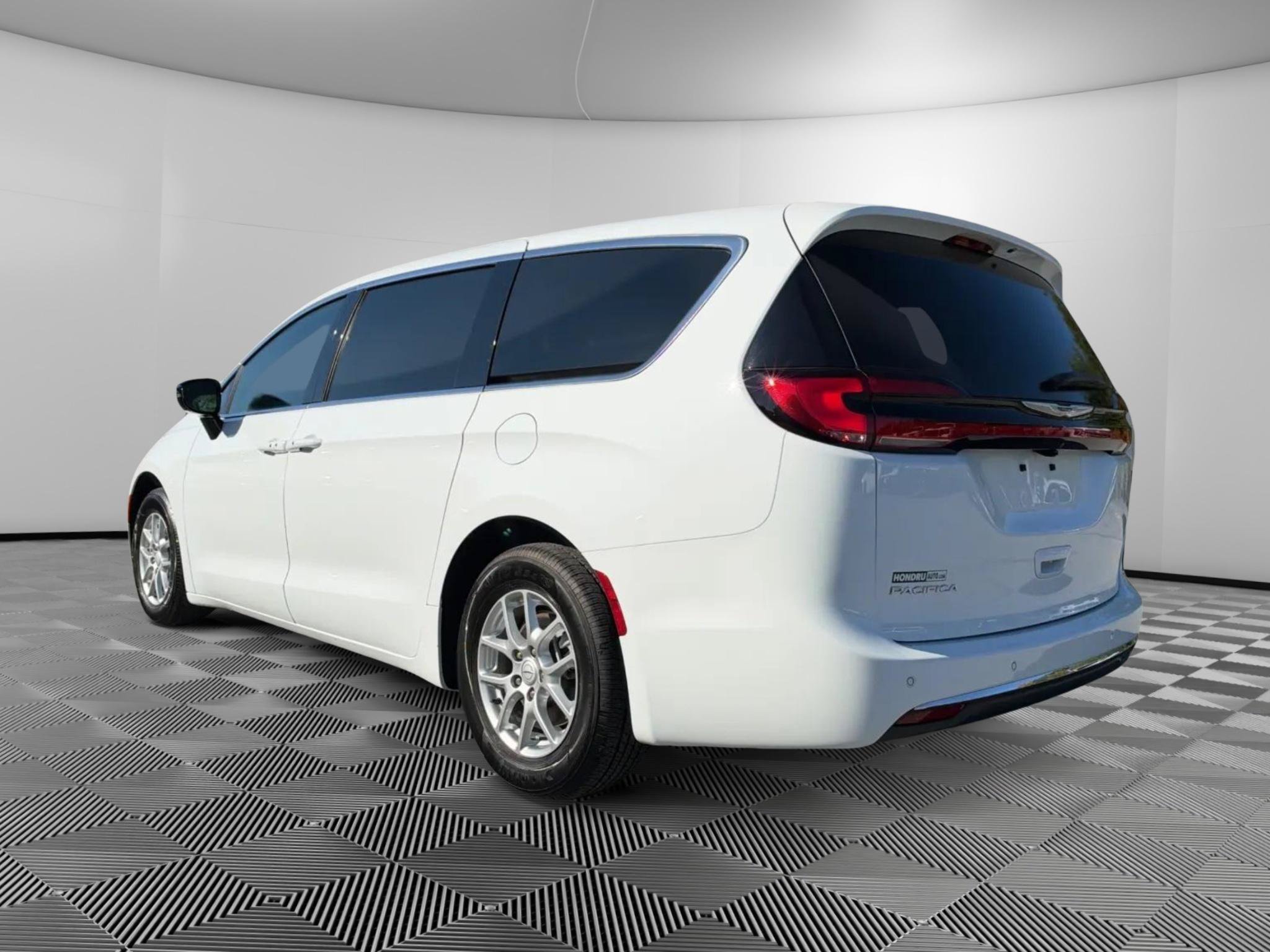 Used 2026 Chrysler Pacifica Select FWD image 3