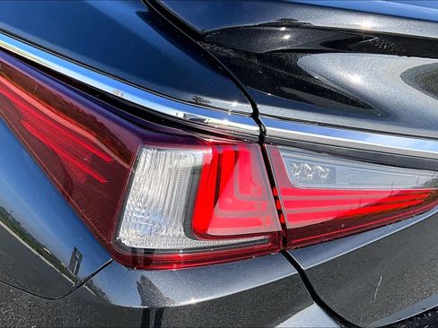 Used 2024 Lexus ES 300h w/ Premium Package image 29