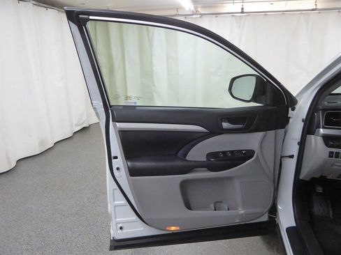 Used 2019 Toyota Highlander XLE AWD/4WD image 22
