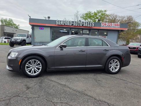 Used 2017 Chrysler 300 Limited w/ Value Package RWD image 3