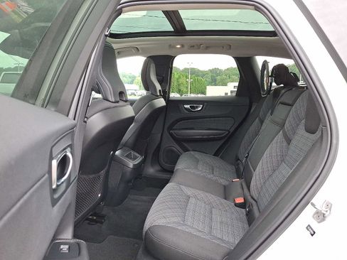 Used 2022 Volvo XC60 B5 Momentum image 10