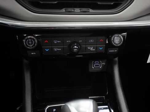 Certified 2024 Jeep Compass Limited w/ Sun and Sound Group image 30