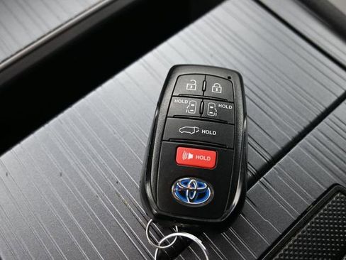 Certified 2025 Toyota Sienna XLE image 20