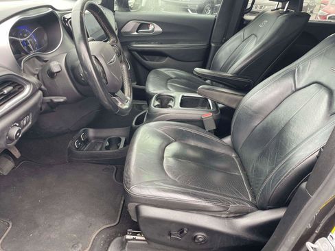 Used 2019 Chrysler Pacifica Touring-L Plus w/ S Appearance Package image 5