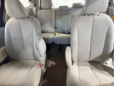 Used 2011 Toyota Sienna w/ Towing Pkg FWD image 25