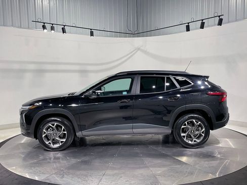 Used 2025 Chevrolet Trax LT w/ LT Convenience Package FWD image 14