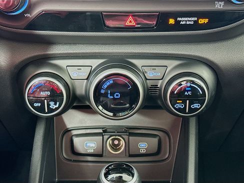 Certified 2025 Hyundai Venue SEL image 15