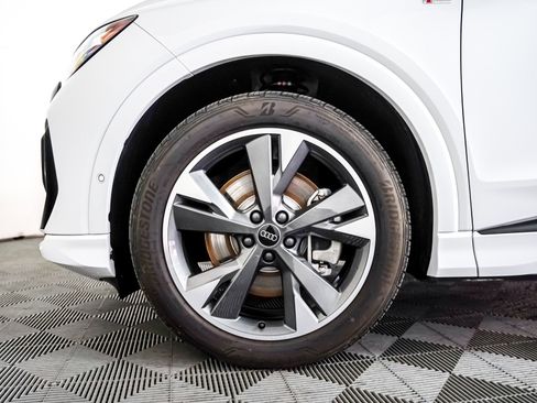 Used 2024 Audi Q4 e-tron Premium Plus image 4