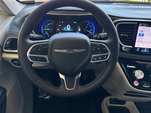 Used 2023 Chrysler Pacifica Touring-L FWD image 14