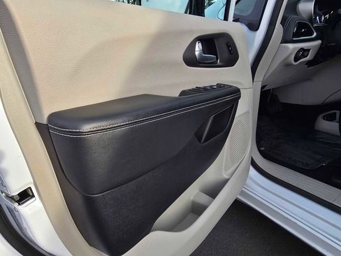 Used 2024 Chrysler Pacifica Select image 19