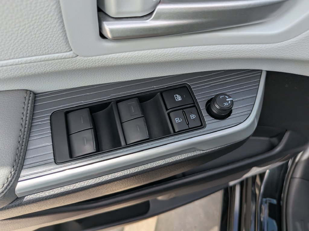 Used 2026 Toyota Sienna XLE FWD image 25