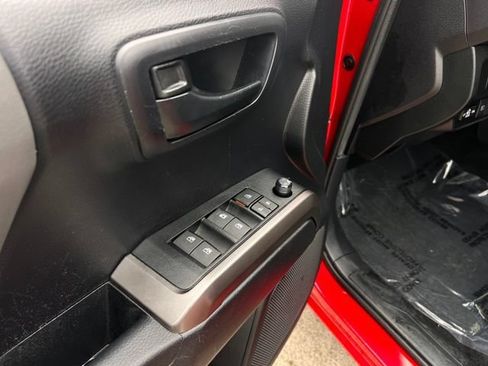 Used 2021 Toyota Tacoma SR5 AWD/4WD image 11