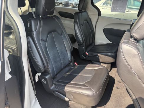 Used 2023 Chrysler Pacifica Touring-L FWD image 14