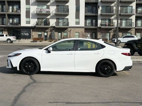 Used 2025 Toyota Camry SE image 4