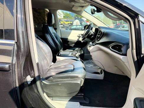 Used 2022 Chrysler Pacifica Touring-L FWD image 37