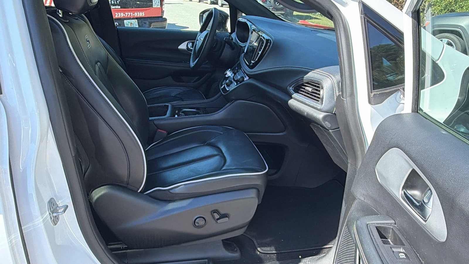 Used 2025 Chrysler Pacifica Limited FWD image 20