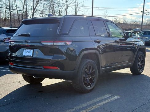 Used 2025 Jeep Grand Cherokee Altitude image 9