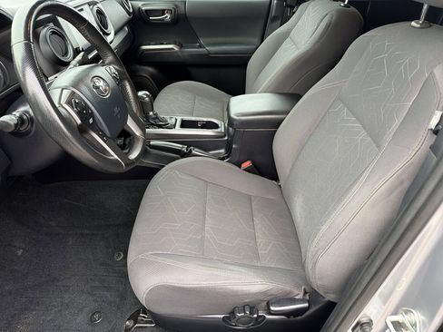 Used 2017 Toyota Tacoma TRD Sport image 10