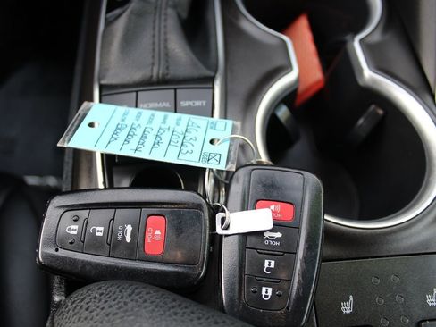 Used 2021 Toyota Camry XLE image 30