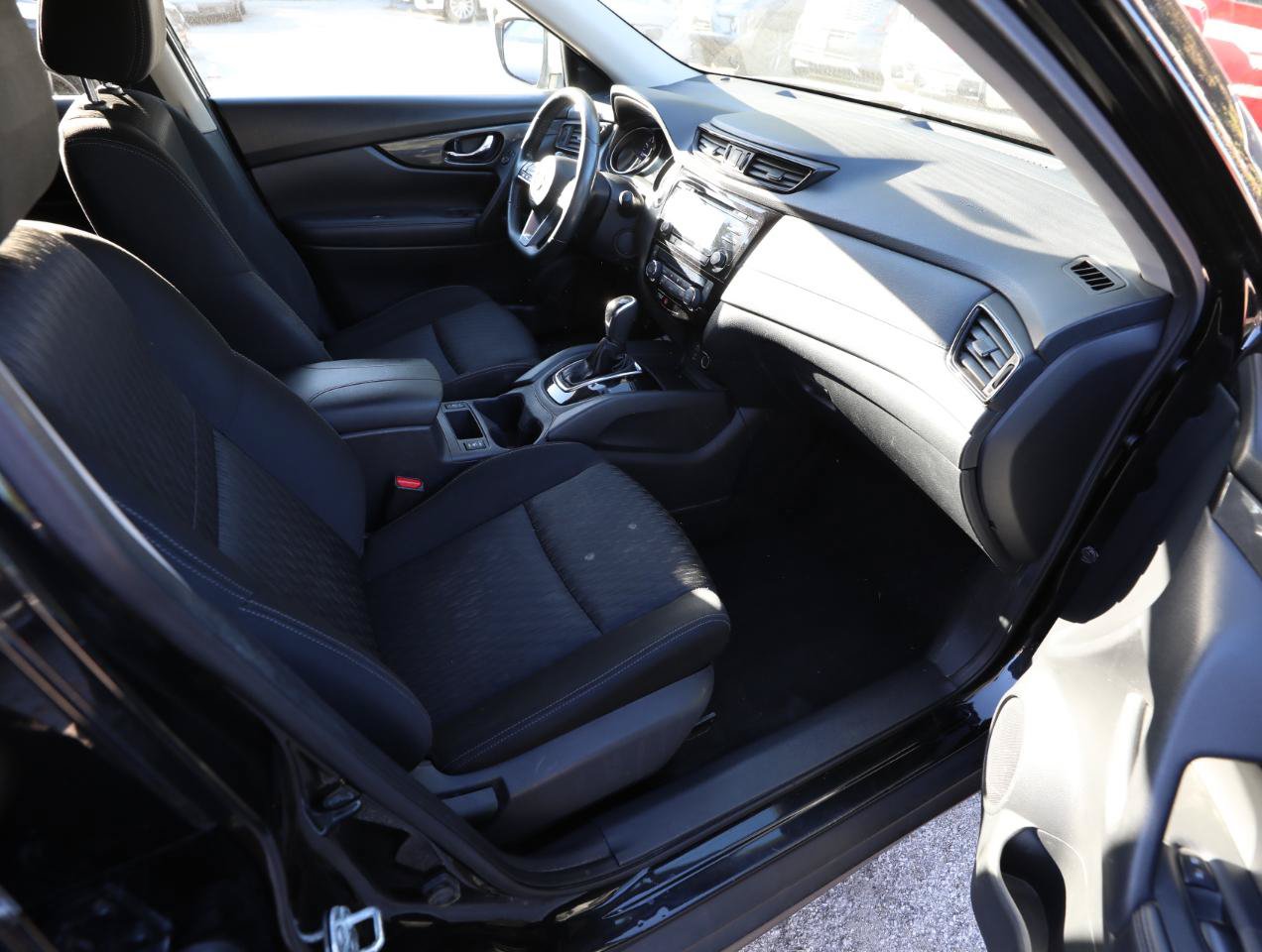 Used 2017 Nissan Rogue SV FWD image 9