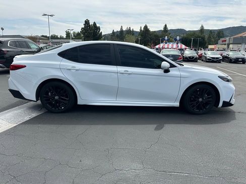 Used 2025 Toyota Camry SE w/ Convenience Package image 4